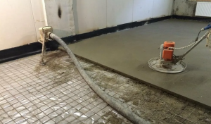 Какие ошибки часто допускаются при выполнении полусухой стяжки пола и как их избежать?