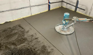 Какие особенности ухода за полусухой стяжкой пола?