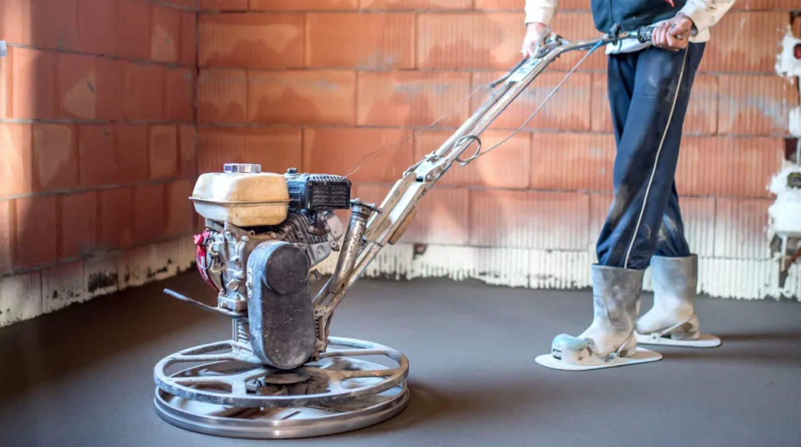 Полусухая стяжка пола: экономичное решение или недостаточно качественное?