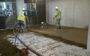 Какие советы по выбору исполнителя и контролю качества выполнения полусухой стяжки пола?