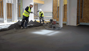 Полусухая стяжка пола под ламинат: особенности укладки и преимущества