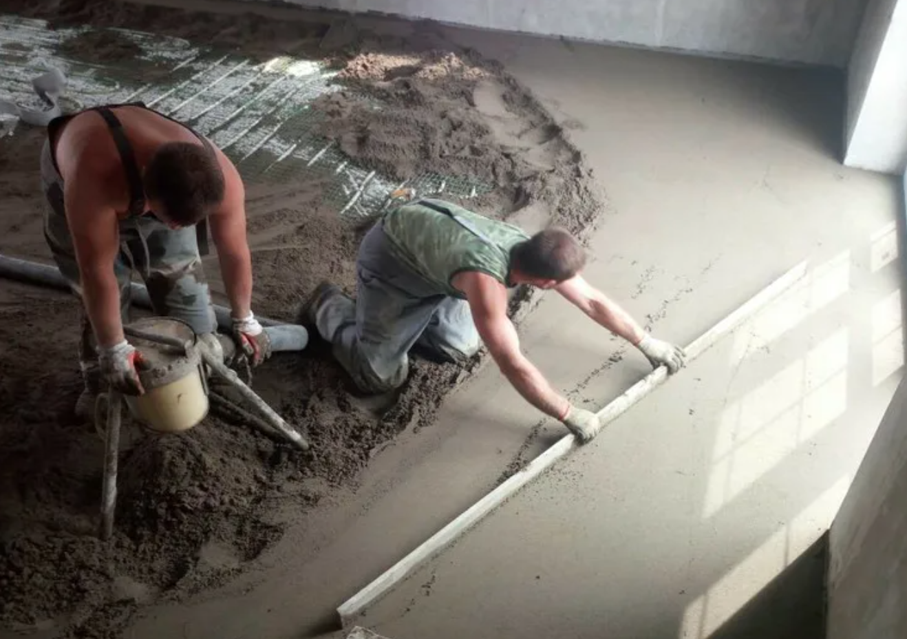 Особенности укладки полусухой стяжки пола на разных типах оснований