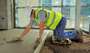 Стоимость полусухой стяжки пола: какие факторы влияют на цену?