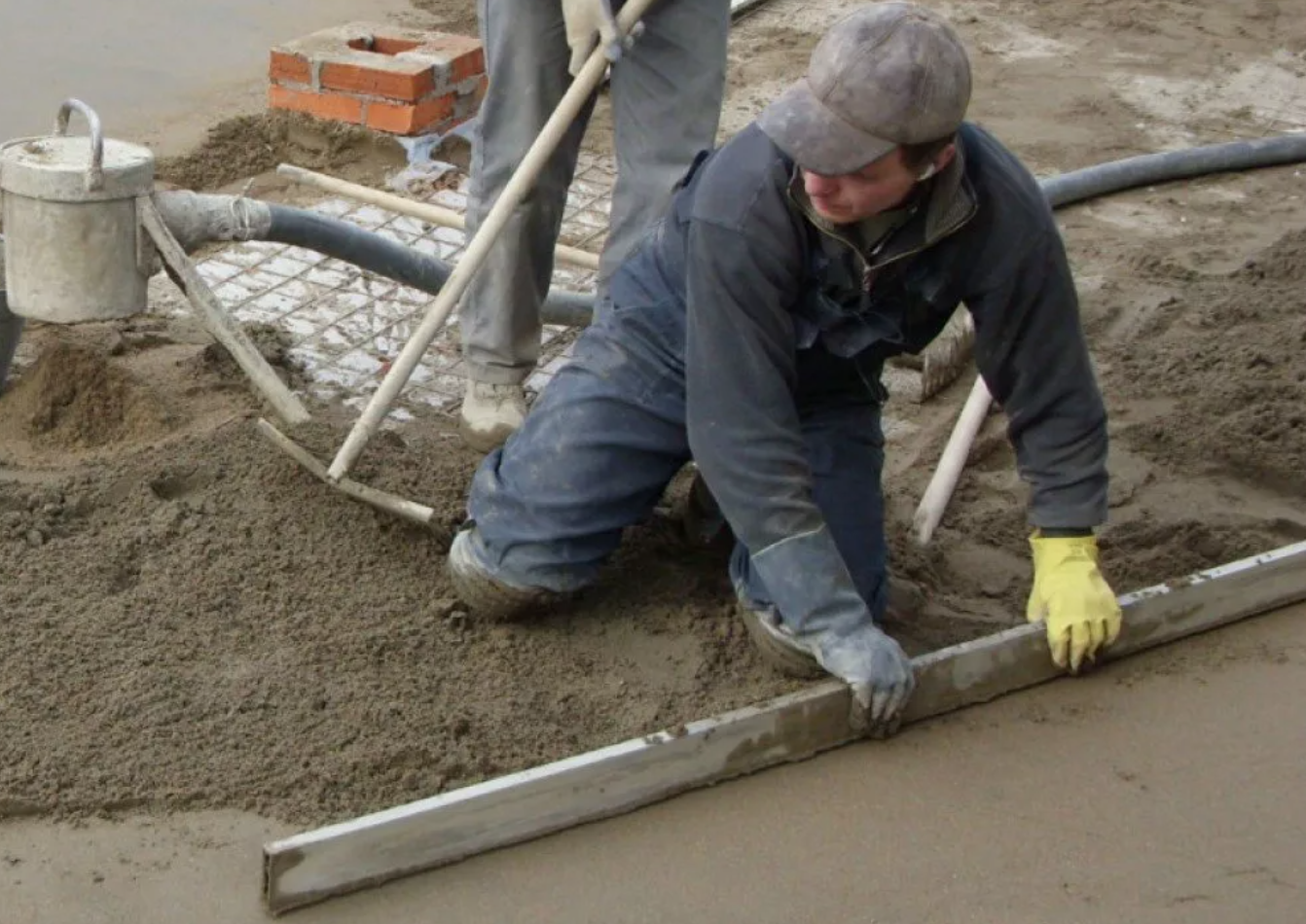 Тема бетонный. Стяжка бетонная м400. Выравнивающая цементно-Песчаная стяжка. Приспособления для заливки бетона. Укладка бетона.