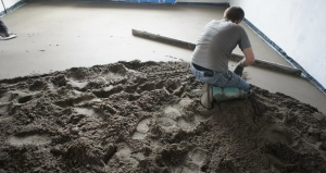 Какие проблемы могут возникнуть при укладке полусухой стяжки пола и как их избежать