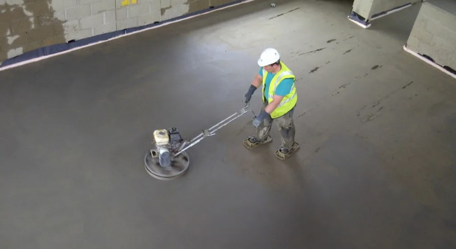 Шаги для установки полусухой стяжки пола в доме или офисе