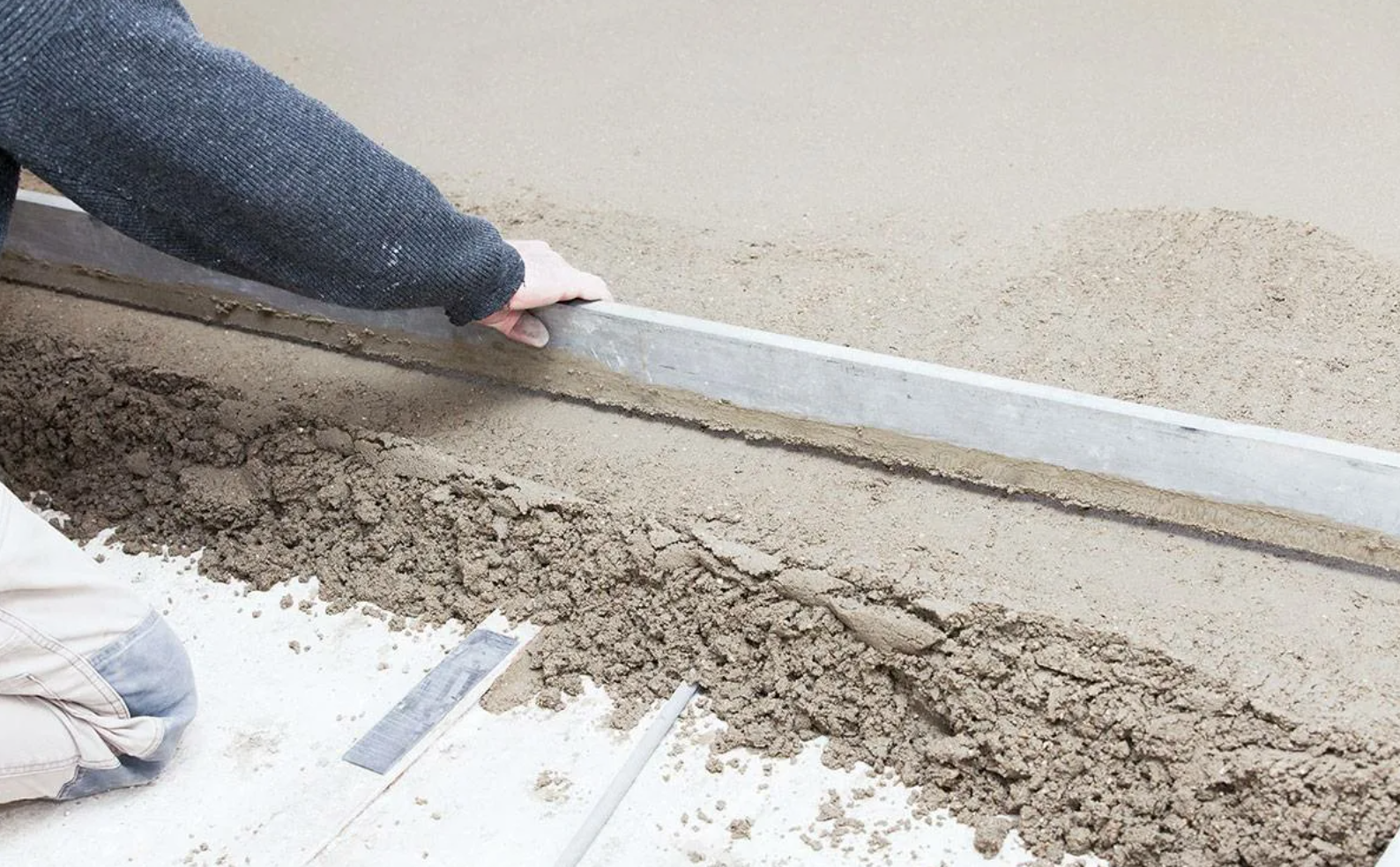 Основные материалы, используемые для полусухой стяжки пола, и их свойства