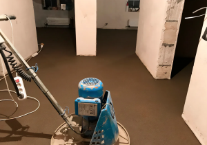 Как долго длится процесс механизированной стяжки пола и когда можно начинать укладывать напольное покрытие?